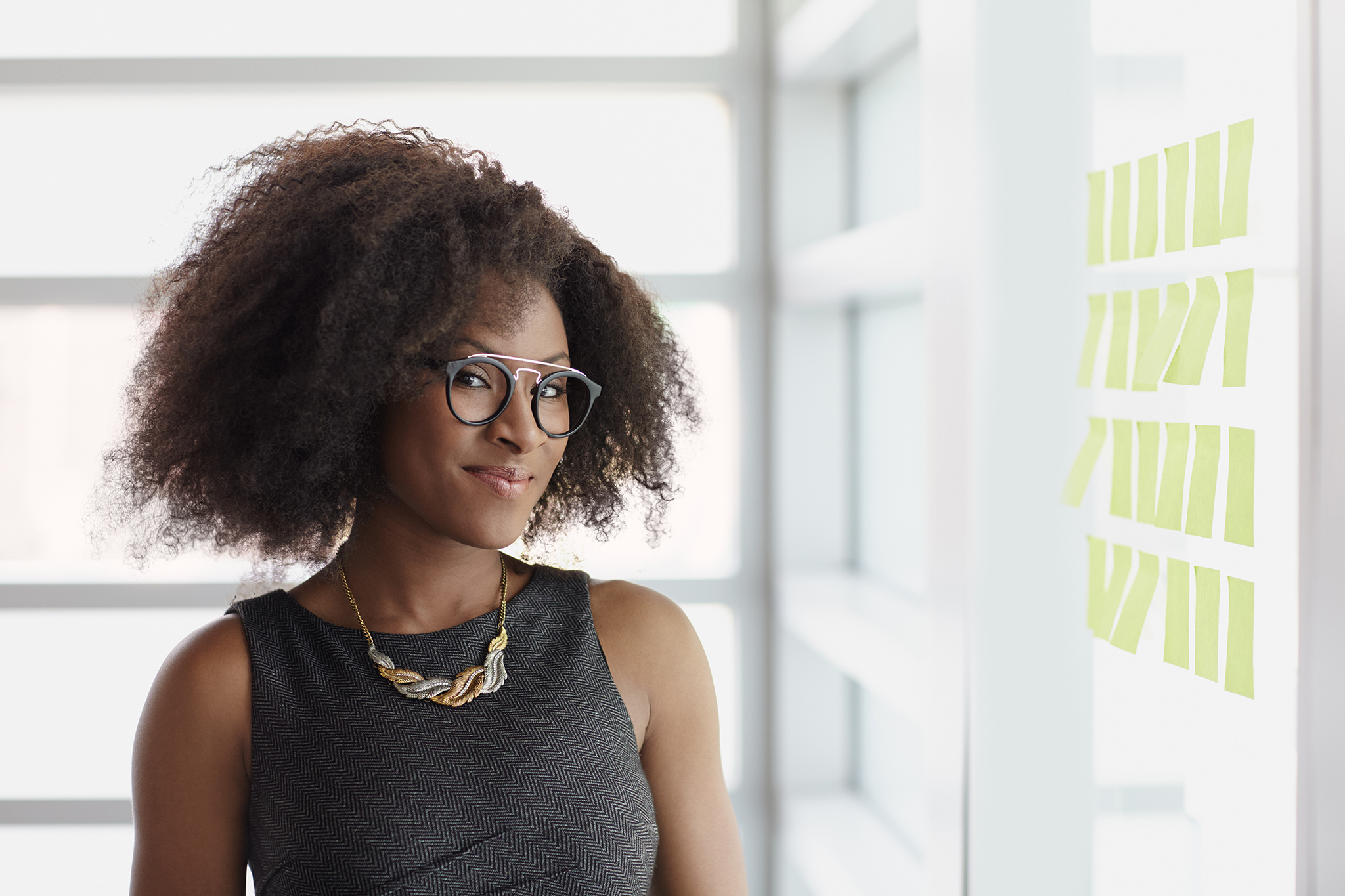 portrait-of-a-smiling-business-woman-with-an-afro-P7Q8FUK